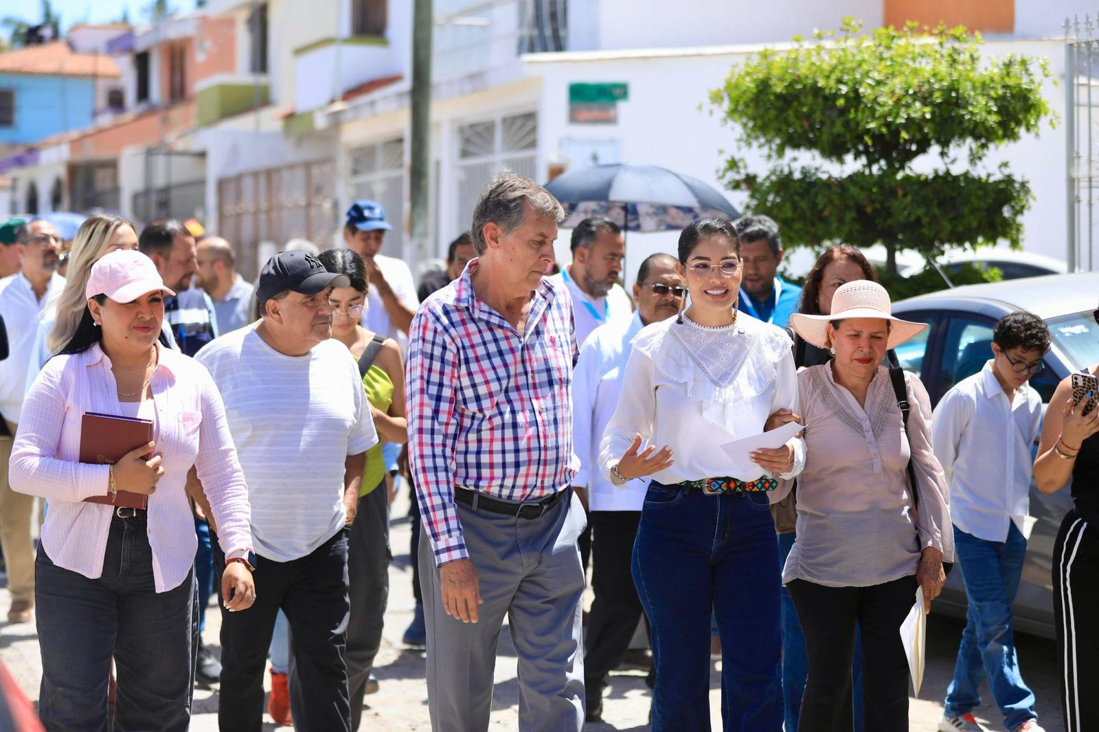 Geraldine atiende personalmente a vecinas y vecinos de la colonia Unidad Obrera CTM
